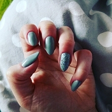 17. Świąteczne cudeńka w kolorach szarości 105 semilac i efektem holo indigo na zdobieniu.  Jak Wam się podoba taka stylizacja?