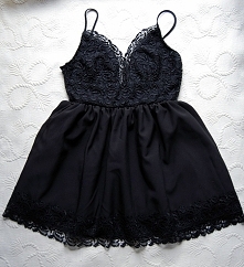 Czarna rozkloszowana sukienka z koronką - piękna i ponadczasowa. Znajdziesz na readylook.pl