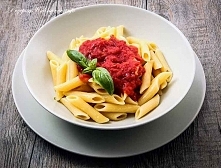 Rurki i sos pomidorowy