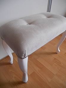 Piękny taboret do toaletki