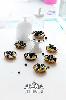 tartaletki z budyniem i owocami lata