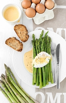 Szparagi z jajkiem w koszulce i sosem holenderskim - genialne! :)