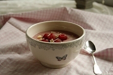 malinowy ”budyń” jaglany podany z malinami i płatkami migdałów