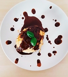 Pyszne, fit placuszki bananowe oblane gorzką czekoladą.

Widelcem rozetrzeć obranego banana. Dodać 2 jajka i wszystko wymieszać. Usmażyć☺

Smacznego!