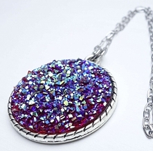 Medalion z nowej kolekcji wiosna-lato w oryginalnej kolorystyce