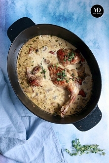 Królik duszony w sosie z pieczarkami