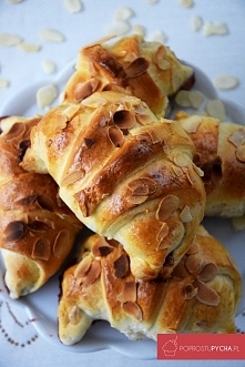 Rogaliki z dżemem i płatkami migdałowymi :)