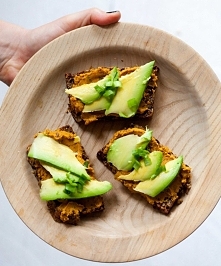 Kanapki z domowego chleba z pastą marchewkową i avocado