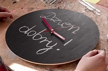 Kolejny zegar skończony! Tym razem pomalowany farbą tablicową - możesz codziennie napisać na nim coś innego :)
DWA-TAK.PL