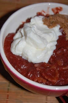 Czeko-śliwkowy makaron z kaszą manną