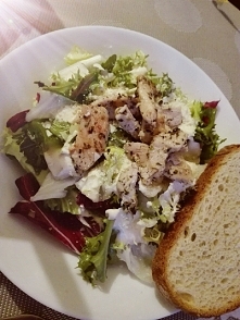 mój Cezar czyli szybka, pyszna salatka cezara :) polacam, w sam raz na szybka kolacje :) moj przepis: mix salat lub salata lodowa, grilowany kurczak, sos muszrardowy, parmezan, ...