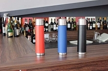 Termos oferuje doskonałą izolację, utrzymuje ciepło napojów przez ok. 4 godziny.
Wyposażony jest w korko, czyli nakrętkę, która umożliwia opróżniać zawartość termosu bez koniecz...