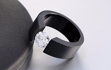 Pierścionek ze stali chirurgicznej z cyrkonią rozmiar 8 ( 57mm)-25zł