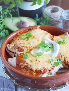 Pikantne enchilady z kurczakiem i awokado / Spicy enchiladas with chicken and avocado