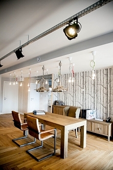 stylowe połączenie nowoczesnych modułów oraz tradycyjnej oprawy
połączenie naturalnych tkanin ze skórą podkreśla wysmakowany styl i wyjątkowość modelu
Idealne uzupełnienie wnętr...