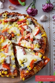 Pizza z patelni z suszonymi pomidorami, kaparami