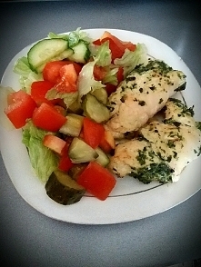 Wiosenny obiad: sałatka warzywna i roladki z piersi kurczaka ze szpinakiem i serkiem śmietankowym :)