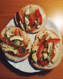 Tosty z patelni - ser plesniowy Lazur, pomidor, awokado, bazylia, pieprz. Mniam :)
