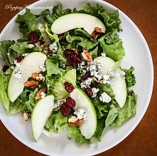 Sałatka z jabłka, ogórka i ...