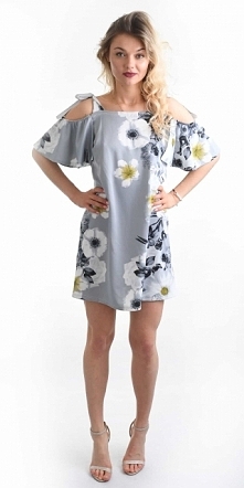 Rewelacyjna sukienka w kwiaty, z wyciętymi ramionami i falbankami. Świetnie układa się na ciele, idealna na wiosenne i letnie dni. Polecana na co dzień ale także na uroczystości...