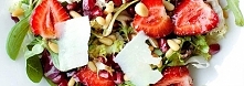 Sałatka z truskawkami, granatem i orzeszkami pinii
z tartym serem pecorino i sosem balsamicznym

SKŁADNIKI

1 mieszanka sałat
50 g orzeszków pinii
250 g truskawek
1/2 owocu gran...