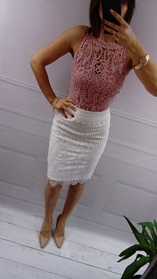 Spódnica koronkowa ze wzorem Biel/Róż S/M/L 70 zł. Body S/M/L 60 zł.