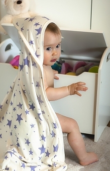 Bardzo ładny, chłonny i praktyczny otulacz bambusowy z kapturkiem jersey w gwiazdki dostępny w sklepie Pulp – pulp.com.pl idealny na plażę ochroni , utuli i wchłonie doskonale wodę