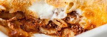 PASTITSIO
Grecka zapiekanka z mieloną wołowiną, makaronem i sosem beszamelowym
SKŁADNIKI
250 g makaronu w kształcie rurek
30 g sera owczego*
1 łyżka masła
1 łyżka bułki tartej
1...