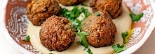 Falafel

SKŁADNIKI

400 g suchej ciecierzycy
2 i 1/2 łyżeczki soli
1 cebula
3 ząbki czosnku
1 łyżeczka sody
1 pęczek natki pietruszki
ok. 500 ml oleju do smażenia np. słonecznik...