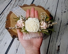 Grzebyk do ślubnej fryzury w odcieniach jasnego beżu i pudrowego różu.

Dostępny w sklepie internetowym Madame Allure!