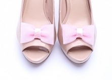 Tiulowe, delikatne klipsy do butów ślubnych - różowe kokardki.

Ozdoby do butów dostępne w sklepie internetowym Madame Allure!