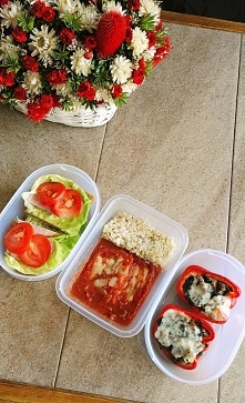 śniadanie - kanapki,
obiad - ryż brązowy, ryba w sosie pomidorowym,
kolacja - paprykowe pizze