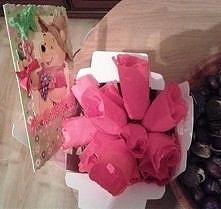 Kartka urodzinowa Kubuś Puchatek. Różyczki czekoladowe.