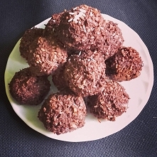 Kuleczki czekoladowo-kokosowe. Powstały z odciśniętych wiórek po zrobieniu mleka :) Pycha!