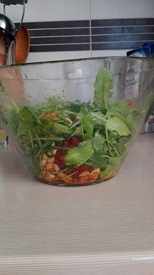 Pyszna sałatka : rukola, pomidorki koktajlowe, pomarańcza, kurczak, orzechy, granat, sos winegret :)