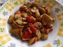 Obiadek :) 150 g piersi z kurczaka w gyrosie, 100g pieczarek i jedna czerwona papryka :) Duszone razem z ziołami prowansalskimi, oregano i bazylią :) Wyszło pyszne :)