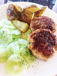 kotlety mielone z piersi indyka,ziemniaki pieczone z masłem i mizeria ❤️❤️❤️yebac hamburgery Hahaha