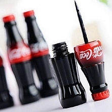 Eyeliner coca cola <3