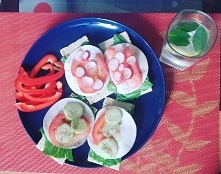 Sniadanie: 4 kromki lekkiego pieczywa razowego z sałatą lodową, polędwica z kurczat , pomidorem, ogórkiem, rzodkiewka i plastrami papryki. doprawione szczyptą soli i pieprzem. D...