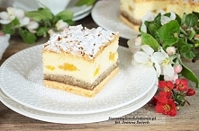 SERNIK Z BRZOSKWINIAMI I ORZECHOWĄ WKŁADKĄ