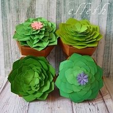 Ręcznie robione papierowe kwiaty na biurko.