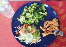 Obiad: końcówka brokułów z poprzednich dni, pierś z kurczaka i sałatka z jednego ogórka z liściem sałaty lodowej, połówką małej pokrojonej cebuli, 1/3 pokrojonej w kostkę czerwo...