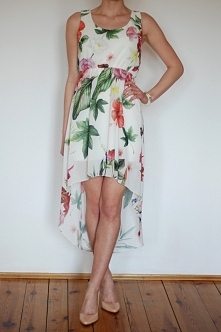 Asymetryczna, zwiewna sukienka w kwiaty, 65zł
~readylook.pl