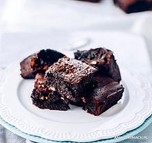 Brownie

Mocno czekoladowe, intensywnie pachnące, ciężkie i wilgotne. Przed Tobą przepis na brownie idealne!
– Ania Starmach

280 g masła
250 g gorzkiej czekolady
240 g drobnego...