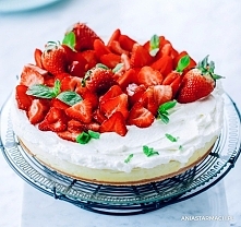 Sernik z truskawkami

Lekki jak chmurka i nieziemsko smaczny.
– Ania Starmach

Spód
200 g kruchych ciasteczek zbożowych
80 g roztopionego masła
Masa serowa
600 g mielonego białe...