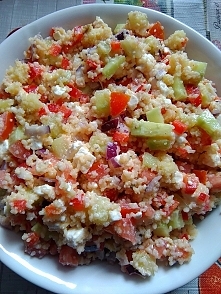 Sałatka z kuskusem
Składniki: szklanka kuskusu, 10 dag fety, ogórek, po 1/2 żółtej i czerwonej papryki, pomidor, czerwona cebula, 3 gałązki bazylii, gałązka mięty, 1/2 cytryny, ...