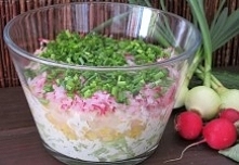 Błyskawiczna sałatka warstwowa