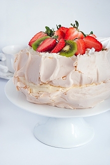 Tort bezowy z kremem budyniowym i owocami