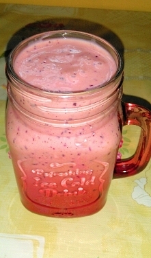 banan + truskawki + borówki + jogurt naturalny + cukier trzcinowy ;)