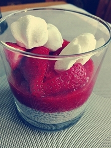 hej hej hej :) znowu mam dla Was deser z nasionami chia, tym razem z musem truskawkowym, lodami truskawkowymi, kawalkami truskawek i bezami, deser bardzo szybki w wykonaniu, pys...